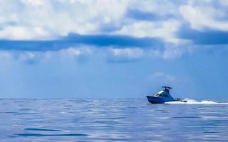 barca viaggio cancun Messico per isola con in profondità blu paesaggio marino. foto