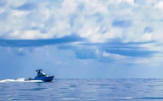 barca viaggio cancun Messico per isola con in profondità blu paesaggio marino. foto