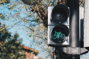 semaforo sulla strada nella città di bilbao, spagna foto