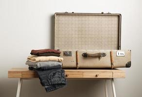 valigia vintage primo piano con abiti casual