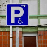 segnale stradale per sedia a rotelle sulla strada foto