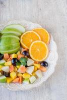 fresco frutta insalata su un' piatto foto