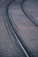 binario ferroviario nella stazione, modalità di trasporto del treno foto