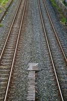 binario ferroviario nella stazione, modalità di trasporto del treno foto