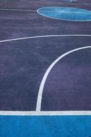 campo da basket di strada sulla strada foto