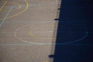 campo da basket di strada sulla strada foto