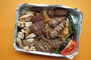 donatore kebab nel un' plastica pacchetto su tavolo foto