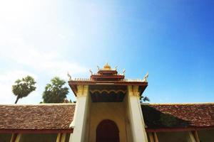 d'oro naga su arte tetto di buddista tempio con blu cielo nel wat pha quello luang tempio vientiane Provincia, Laos foto