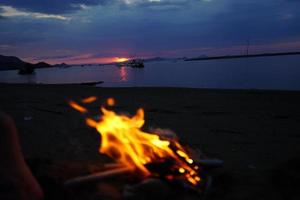 falò con tramonto su il spiaggia come un' sfondo. foto