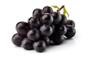 vite di fresco blu nero corinzio uva, isolato su bianca sfondo. rametto di biologico naturale cibo. ai generato. foto