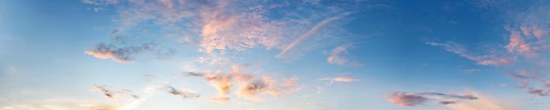 drammatico panorama del cielo con nuvole su alba e tramonto. immagine panoramica. foto
