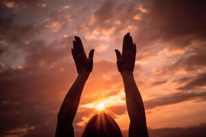 mani sollevato per il sole meditazione ricevente caldo energia generativo ai foto