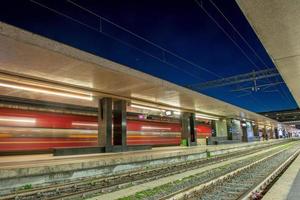 Italia 2023 roma termini treno stazione a sera foto