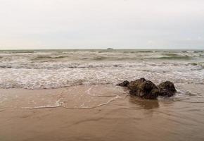 panorama punto di vista paesaggio viaggio estate mare vento onda freddo su vacanza calma costiero grande sole impostato cielo leggero arancia d'oro natura tropicale bellissimo sera ora a scoppio san spiaggia Chonburi Tailandia. foto