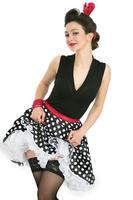 un' retrò ragazza è pinuped nel nero calze autoreggenti e un' polka punto gonna. bellissimo brunetta nel il stile di il anni cinquanta. foto