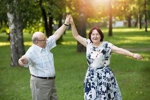 contento anziano coppia ballando. bello uomo e donna anziano cittadini. marito e moglie di vecchio età per un' camminare. foto