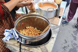 tegal, gennaio 2023. saziare kojek o ciocco, un' tradizionale indonesiano strada cibo fatto a partire dal tapioca Farina. foto