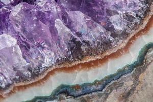 ametista cristallo druse macro minerale su bianca sfondo foto