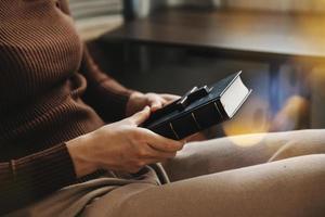 donna seduta e studiando il scritture.il di legno attraversare nel il mani. cristiano formazione scolastica concetti il santo scritture Aperto foto