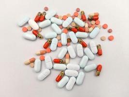pillole, compresse e capsule farmaceutiche assortite foto