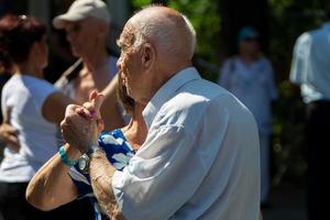 un anziano coppia danza su il danza pavimento. attivo pensionati. foto