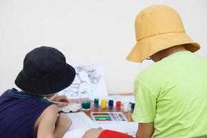 studenti siamo studiando arte materia, disegno e la pittura. concetto, arte attività. bambini godere e concentrato su loro preferito attività. formazione scolastica. apprendimento di fare immaginare foto