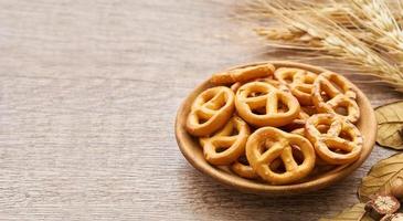 mini salato salatino nel un' di legno piatto su legna tavolo sfondo. foto