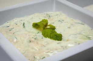 menta raita immersione salsa foto