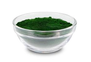 spirulina polvere nel bicchieri ciotola isolato su bianca sfondo. alga marina polvere nel bicchieri ciotola isolato su bianca sfondo. fuco polvere nel bicchieri ciotola isolato su bianca sfondo con ritaglio sentiero foto