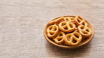 mini salato salatino nel un' di legno piatto su legna tavolo sfondo. foto