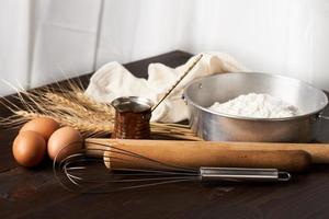 vicino su il forno e cucinando pane Pasticcino o torta ingredienti nel di legno tavolo sfondo. fatti in casa foto