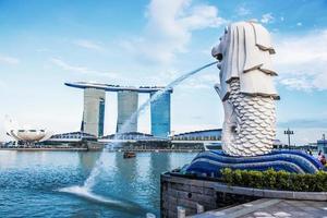 singapore-ott 28-i merlion Fontana e marina baia sabbia su ottobre, 28, 2014. merlion è un immaginario creatura con un' testa di un' Leone e il corpo di un' pesce e simbolo di Singapore. foto