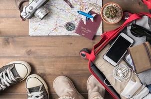 viaggio Accessori costumi. passaporti, bagaglio, telecamera, occhiali da sole, avvio, sneaker foto