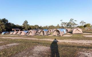 tenda campeggio su erba con ombra di fotografo foto