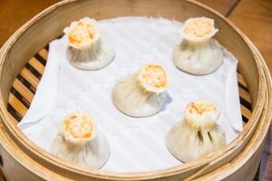 xiaolongbao, Cinese al vapore ciambella nel piccolo bambù cestino. foto