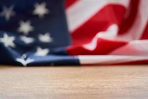 vicino su finto su vuoto Stati Uniti d'America americano bandiera su di legno vuoto tavolo sfondo. il concetto per memoriale indipendenza o patriota giorno foto
