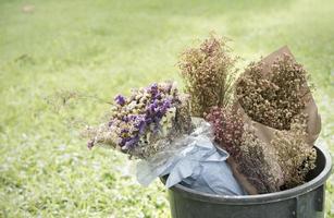 asciutto fiore mazzo nel bidone, rotto cuore foto