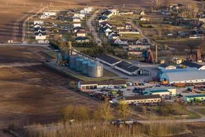 aereo panoramico Visualizza su agroindustriale complesso con silos e grano essiccazione linea per essiccazione pulizia e Conservazione di agricolo prodotti foto