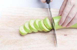 resh verde melanzana affettato su di legno tavola foto