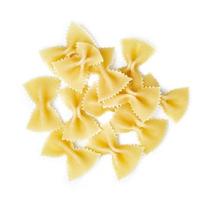 gruppo di crudo farfalle pasta isolato su bianca sfondo. mucchio di farfalle pasta isolato su bianca sfondo foto