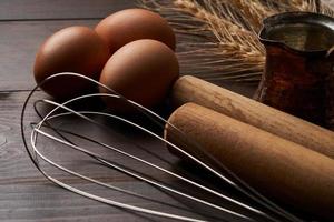 vicino su il forno e cucinando pane Pasticcino o torta ingredienti nel di legno tavolo sfondo. fatti in casa foto