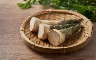 dolce sparare bambù su un' di legno piatto su un' legna sfondo. dolce sparare o radice bambù su un' di legno piatto. casa cucinando sfondo foto