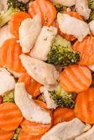 delizioso piatto consistente di pezzi di bollito pollo, broccoli e carote foto