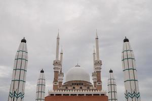 grande moschea su il semarang centrale Giava, quando giorno tempo con nuvoloso cielo. il foto è adatto per uso per Ramadhan manifesto e musulmano soddisfare media.