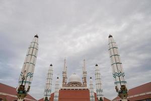 grande moschea su il semarang centrale Giava, quando giorno tempo con nuvoloso cielo. il foto è adatto per uso per Ramadhan manifesto e musulmano soddisfare media.