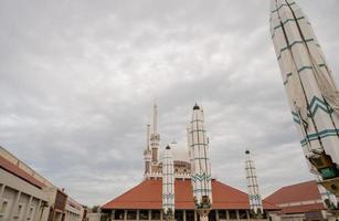 grande moschea su il semarang centrale Giava, quando giorno tempo con nuvoloso cielo. il foto è adatto per uso per Ramadhan manifesto e musulmano soddisfare media.