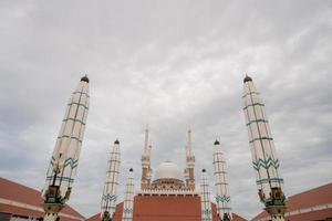 grande moschea su il semarang centrale Giava, quando giorno tempo con nuvoloso cielo. il foto è adatto per uso per Ramadhan manifesto e musulmano soddisfare media.
