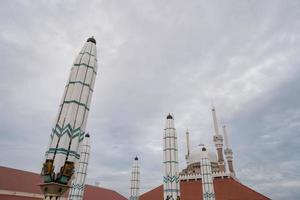 grande moschea su il semarang centrale Giava, quando giorno tempo con nuvoloso cielo. il foto è adatto per uso per Ramadhan manifesto e musulmano soddisfare media.