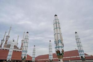 grande moschea su il semarang centrale Giava, quando giorno tempo con nuvoloso cielo. il foto è adatto per uso per Ramadhan manifesto e musulmano soddisfare media.