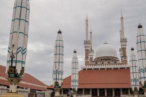 grande moschea su il semarang centrale Giava, quando giorno tempo con nuvoloso cielo. il foto è adatto per uso per Ramadhan manifesto e musulmano soddisfare media.